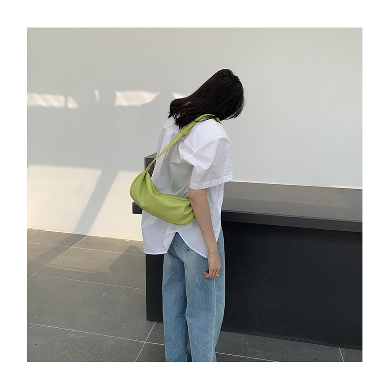 🙋簡約輕復古😎F02韓國🇰🇷代購秋冬新潮款 斜跨包 休閒百搭 寬肩帶 單肩包 側背包 韓國包包 軟皮 枕頭包-細節圖10