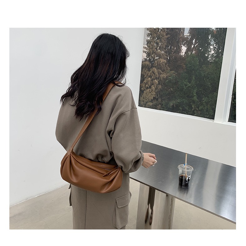 🙋簡約輕復古😎F02韓國🇰🇷代購秋冬新潮款 斜跨包 休閒百搭 寬肩帶 單肩包 側背包 韓國包包 軟皮 枕頭包-細節圖11