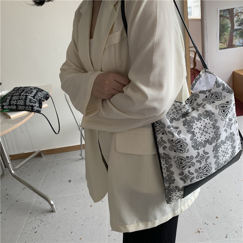 超美復古圖騰✡✡📸N15韓國空運🇰🇷復古圖騰印花單肩腰果花包 時髦單肩包 休閒女包 磁扣開口 韓國單肩包 包包-細節圖2