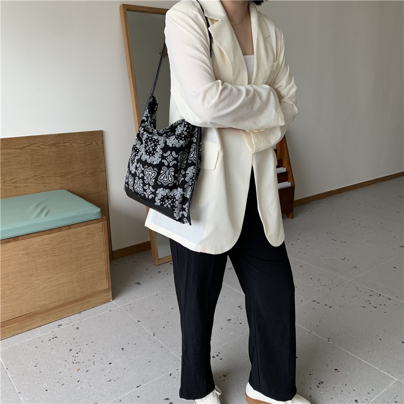 超美復古圖騰✡✡📸N15韓國空運🇰🇷復古圖騰印花單肩腰果花包 時髦單肩包 休閒女包 磁扣開口 韓國單肩包 包包-細節圖3