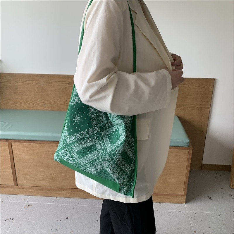 超美復古圖騰✡✡📸N15韓國空運🇰🇷復古圖騰印花單肩腰果花包 時髦單肩包 休閒女包 磁扣開口 韓國單肩包 包包-細節圖4