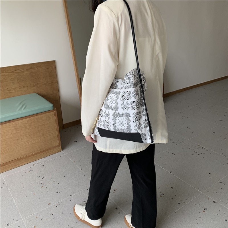 超美復古圖騰✡✡📸N15韓國空運🇰🇷復古圖騰印花單肩腰果花包 時髦單肩包 休閒女包 磁扣開口 韓國單肩包 包包-細節圖6