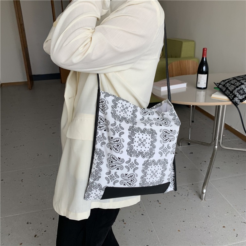 超美復古圖騰✡✡📸N15韓國空運🇰🇷復古圖騰印花單肩腰果花包 時髦單肩包 休閒女包 磁扣開口 韓國單肩包 包包-細節圖7