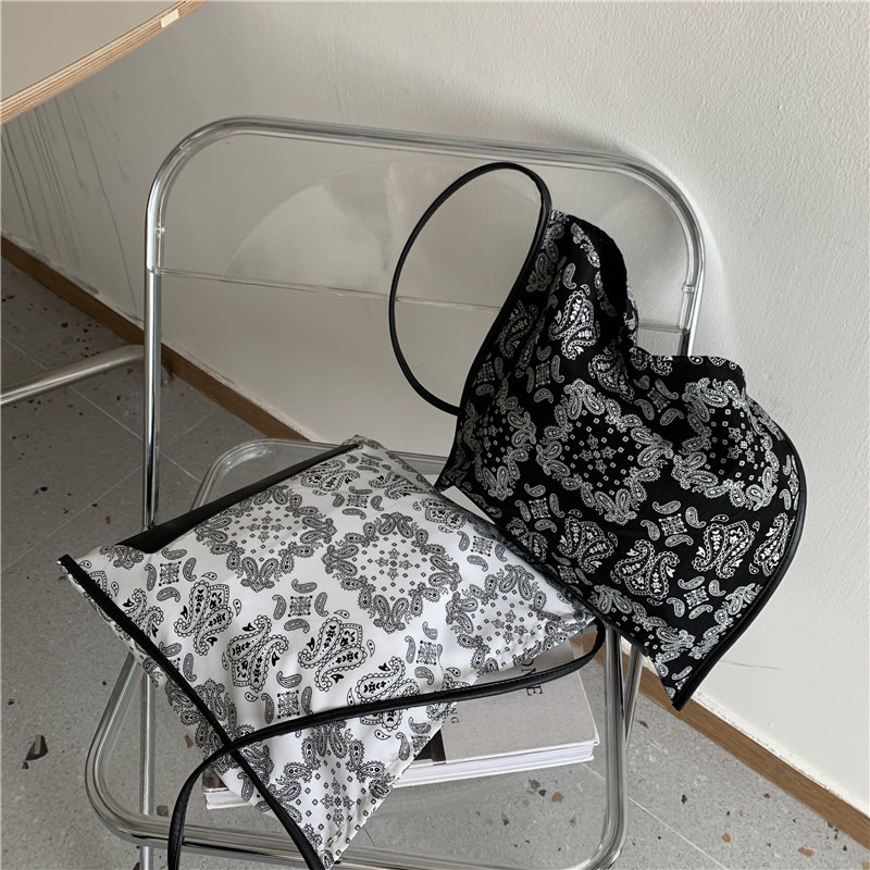 超美復古圖騰✡✡📸N15韓國空運🇰🇷復古圖騰印花單肩腰果花包 時髦單肩包 休閒女包 磁扣開口 韓國單肩包 包包-細節圖8