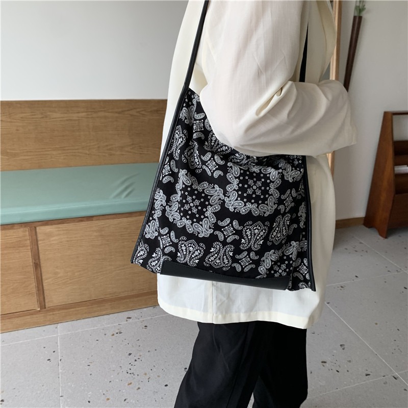 超美復古圖騰✡✡📸N15韓國空運🇰🇷復古圖騰印花單肩腰果花包 時髦單肩包 休閒女包 磁扣開口 韓國單肩包 包包-細節圖10