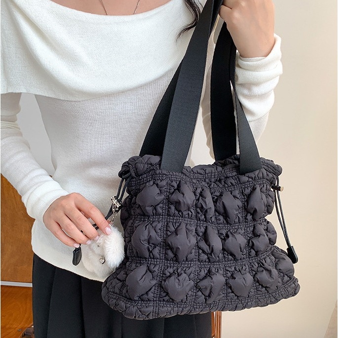 街頭慵懶風😍💤C06韓國空運🇰🇷高級感菱格紋束口單肩棉服包 皺褶棉服包 托特包 大容量腋下包 菱格紋包包 韓-細節圖2