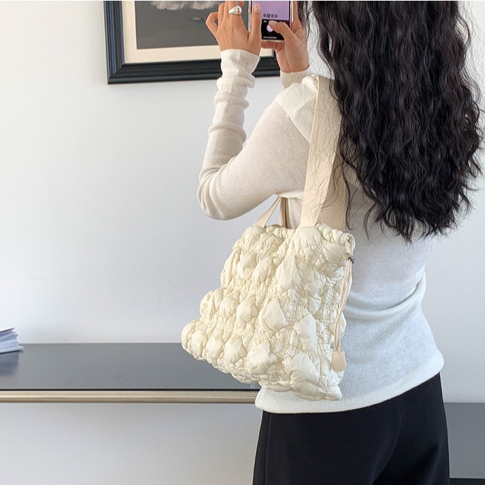 街頭慵懶風😍💤C06韓國空運🇰🇷高級感菱格紋束口單肩棉服包 皺褶棉服包 托特包 大容量腋下包 菱格紋包包 韓-細節圖3