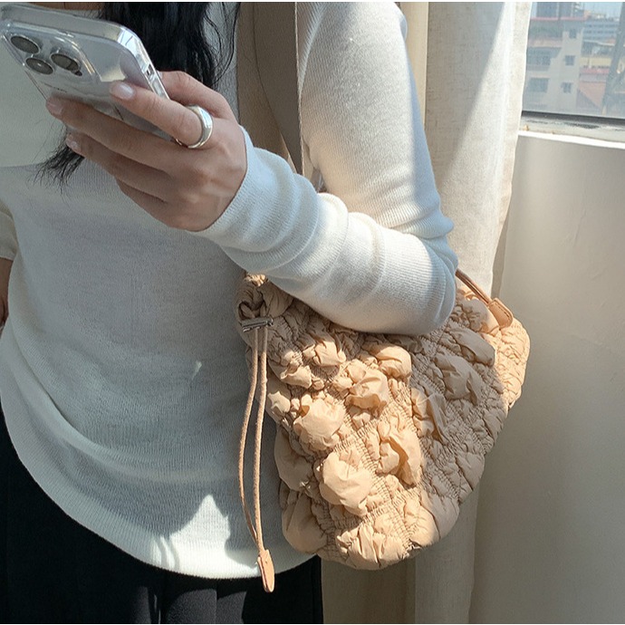 街頭慵懶風😍💤C06韓國空運🇰🇷高級感菱格紋束口單肩棉服包 皺褶棉服包 托特包 大容量腋下包 菱格紋包包 韓-細節圖4