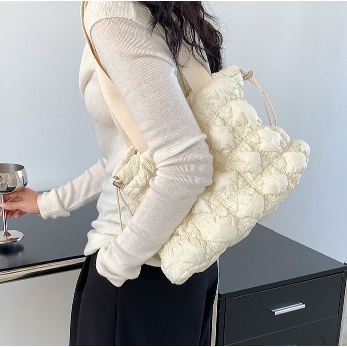 街頭慵懶風😍💤C06韓國空運🇰🇷高級感菱格紋束口單肩棉服包 皺褶棉服包 托特包 大容量腋下包 菱格紋包包 韓-細節圖5