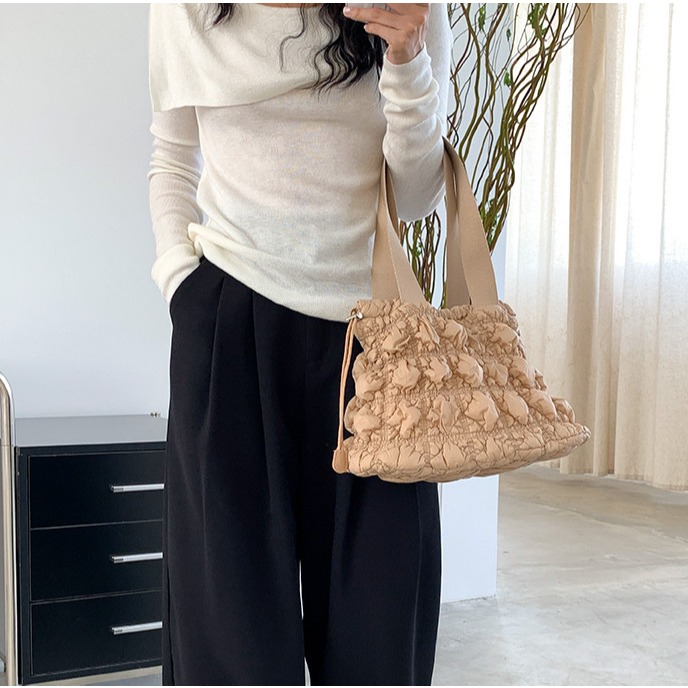 街頭慵懶風😍💤C06韓國空運🇰🇷高級感菱格紋束口單肩棉服包 皺褶棉服包 托特包 大容量腋下包 菱格紋包包 韓-細節圖6