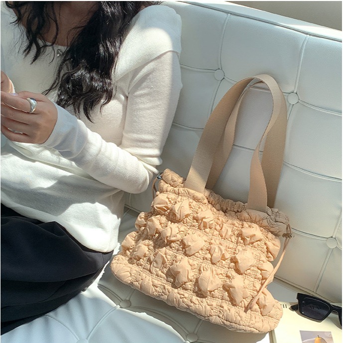 街頭慵懶風😍💤C06韓國空運🇰🇷高級感菱格紋束口單肩棉服包 皺褶棉服包 托特包 大容量腋下包 菱格紋包包 韓-細節圖8