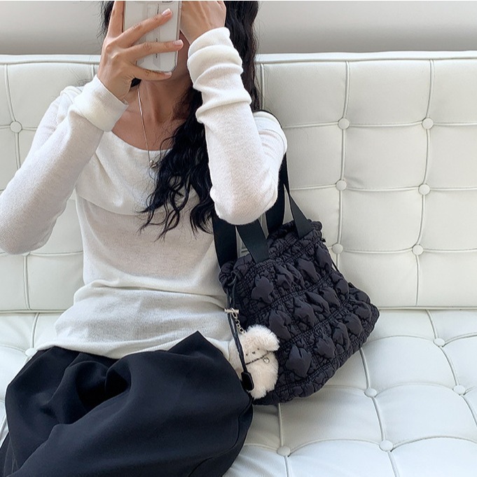 街頭慵懶風😍💤C06韓國空運🇰🇷高級感菱格紋束口單肩棉服包 皺褶棉服包 托特包 大容量腋下包 菱格紋包包 韓-細節圖9