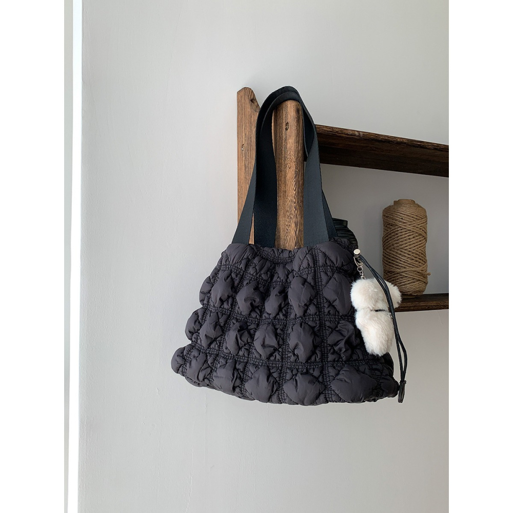 街頭慵懶風😍💤C06韓國空運🇰🇷高級感菱格紋束口單肩棉服包 皺褶棉服包 托特包 大容量腋下包 菱格紋包包 韓-細節圖10