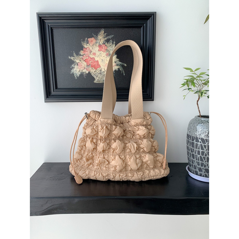 街頭慵懶風😍💤C06韓國空運🇰🇷高級感菱格紋束口單肩棉服包 皺褶棉服包 托特包 大容量腋下包 菱格紋包包 韓-細節圖11