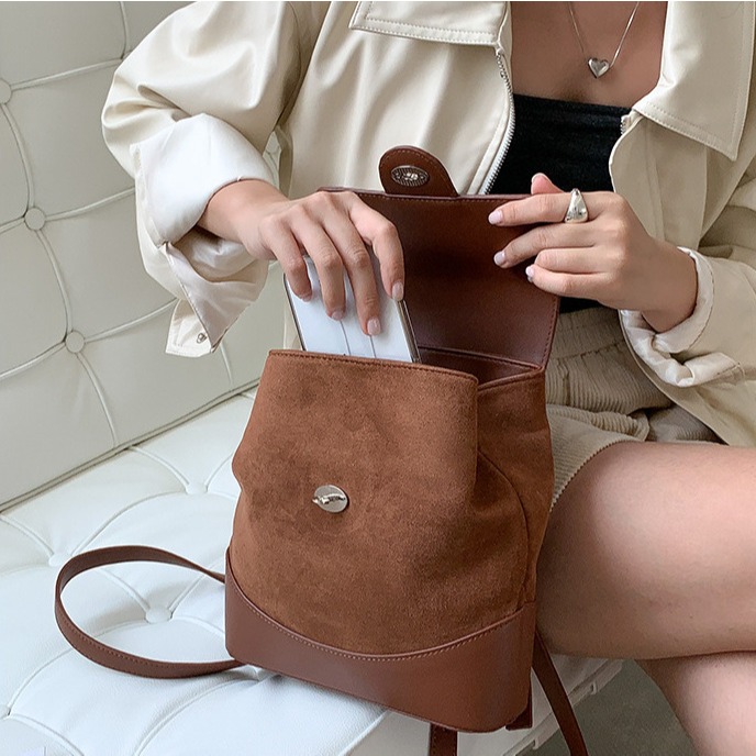 絨面拼接高級感🥜☕C07韓國空運🇰🇷時髦皮革拼接麂皮絨雙肩包 慵懶後背包 復古後背包 毛絨小背包 旅行背包 韓-細節圖10