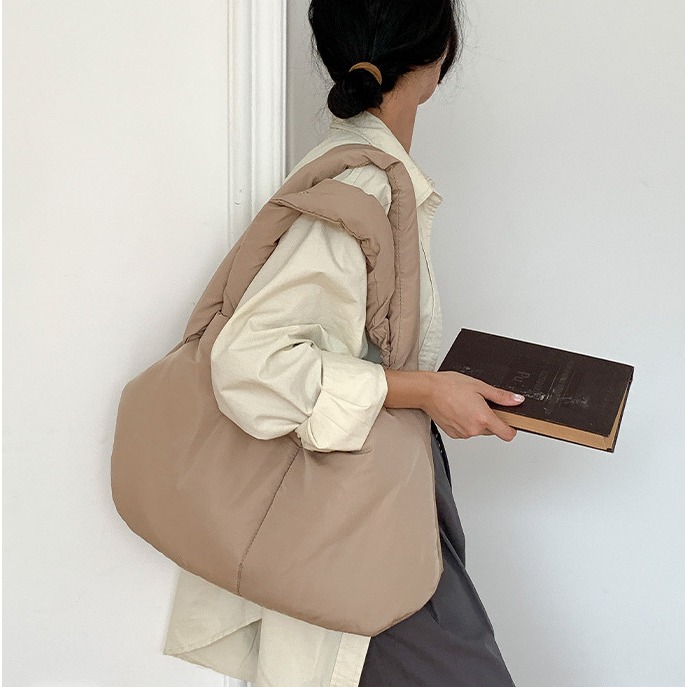 看影片解鎖更多背法 💘😎C14韓國空運🇰🇷歐膩新款柔軟胖胖托特包 斜挎包 單肩包 肩背包 側背包 大容量托特-細節圖3