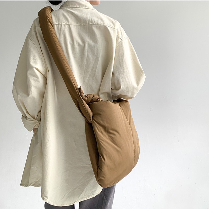 看影片解鎖更多背法 💘😎C14韓國空運🇰🇷歐膩新款柔軟胖胖托特包 斜挎包 單肩包 肩背包 側背包 大容量托特-細節圖4