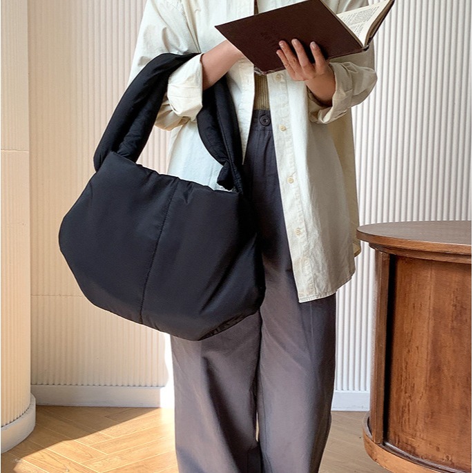 看影片解鎖更多背法 💘😎C14韓國空運🇰🇷歐膩新款柔軟胖胖托特包 斜挎包 單肩包 肩背包 側背包 大容量托特-細節圖7