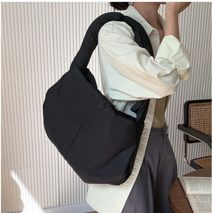 看影片解鎖更多背法 💘😎C14韓國空運🇰🇷歐膩新款柔軟胖胖托特包 斜挎包 單肩包 肩背包 側背包 大容量托特-細節圖8