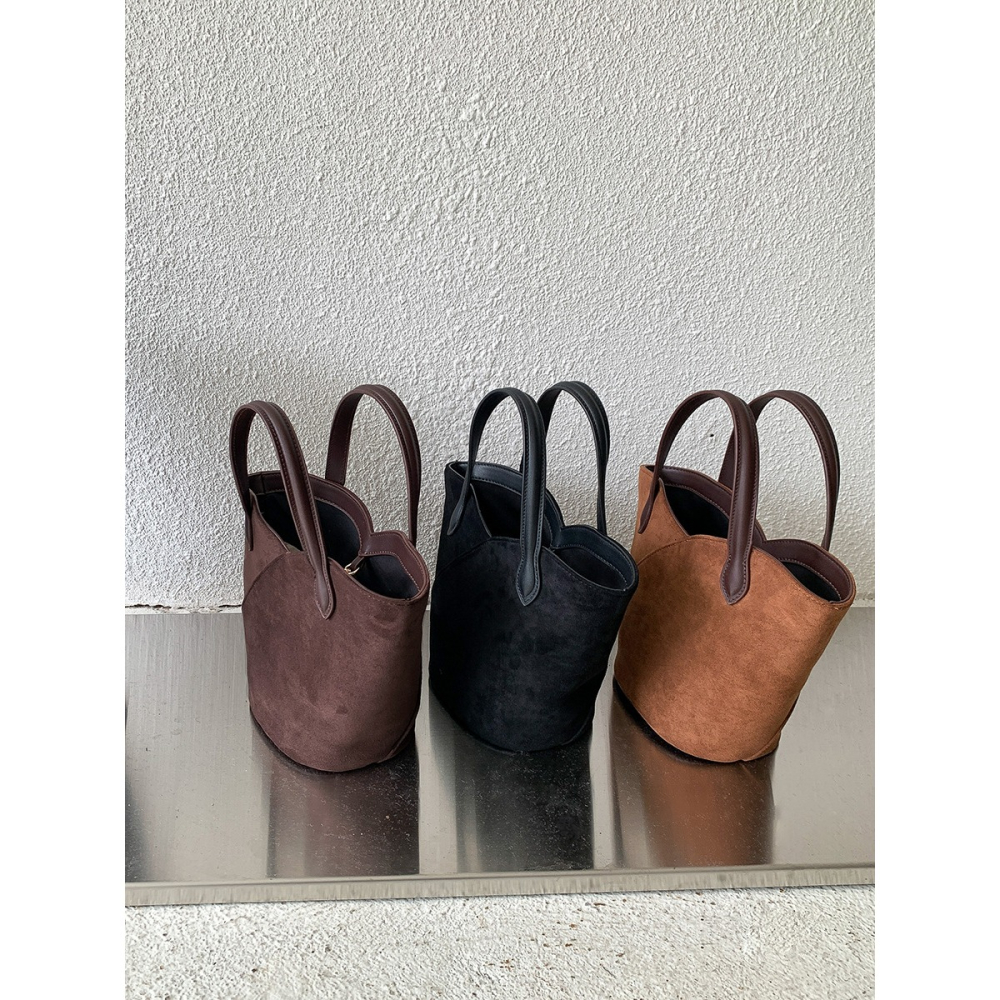 挺版厚底😌好愛✌C20韓國空運🇰🇷特殊造型絨面手提水桶包 手提包 麂皮絨包包 韓國水桶包 毛絨包包 毛絨拼接皮-細節圖2