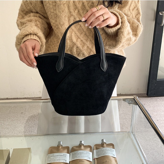 挺版厚底😌好愛✌C20韓國空運🇰🇷特殊造型絨面手提水桶包 手提包 麂皮絨包包 韓國水桶包 毛絨包包 毛絨拼接皮-細節圖3