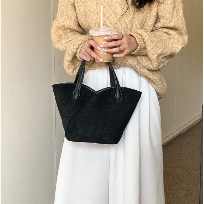 挺版厚底😌好愛✌C20韓國空運🇰🇷特殊造型絨面手提水桶包 手提包 麂皮絨包包 韓國水桶包 毛絨包包 毛絨拼接皮-細節圖4