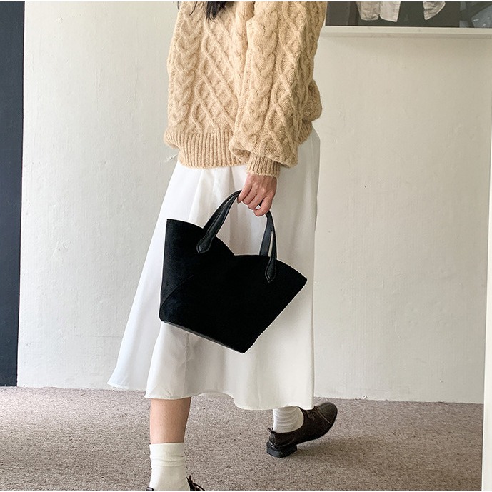 挺版厚底😌好愛✌C20韓國空運🇰🇷特殊造型絨面手提水桶包 手提包 麂皮絨包包 韓國水桶包 毛絨包包 毛絨拼接皮-細節圖7