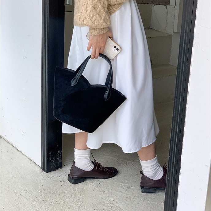 挺版厚底😌好愛✌C20韓國空運🇰🇷特殊造型絨面手提水桶包 手提包 麂皮絨包包 韓國水桶包 毛絨包包 毛絨拼接皮-細節圖8