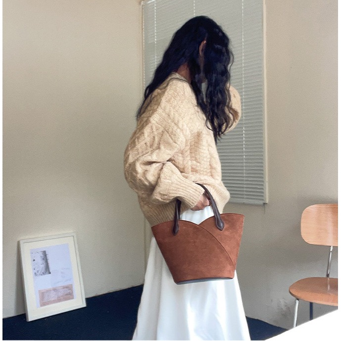 挺版厚底😌好愛✌C20韓國空運🇰🇷特殊造型絨面手提水桶包 手提包 麂皮絨包包 韓國水桶包 毛絨包包 毛絨拼接皮-細節圖9