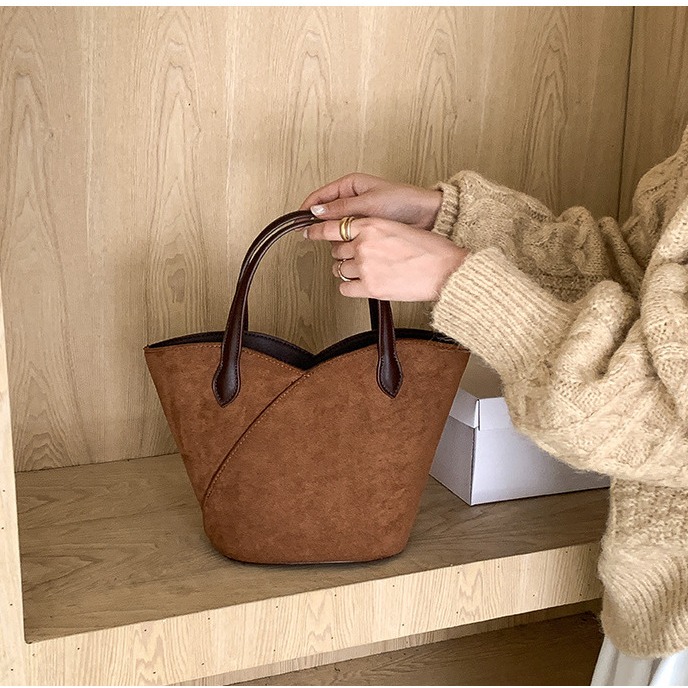 挺版厚底😌好愛✌C20韓國空運🇰🇷特殊造型絨面手提水桶包 手提包 麂皮絨包包 韓國水桶包 毛絨包包 毛絨拼接皮-細節圖10