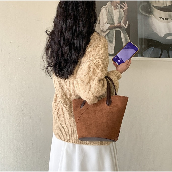 挺版厚底😌好愛✌C20韓國空運🇰🇷特殊造型絨面手提水桶包 手提包 麂皮絨包包 韓國水桶包 毛絨包包 毛絨拼接皮-細節圖11