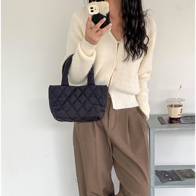 可愛多巴胺🍎🍹C22韓國空運🇰🇷休閒通勤菱格手提包 高級感包包 手提包 菱格紋 大學生托特包 羽絨 棉服包-細節圖3