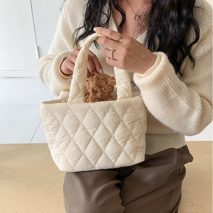可愛多巴胺🍎🍹C22韓國空運🇰🇷休閒通勤菱格手提包 高級感包包 手提包 菱格紋 大學生托特包 羽絨 棉服包-細節圖5