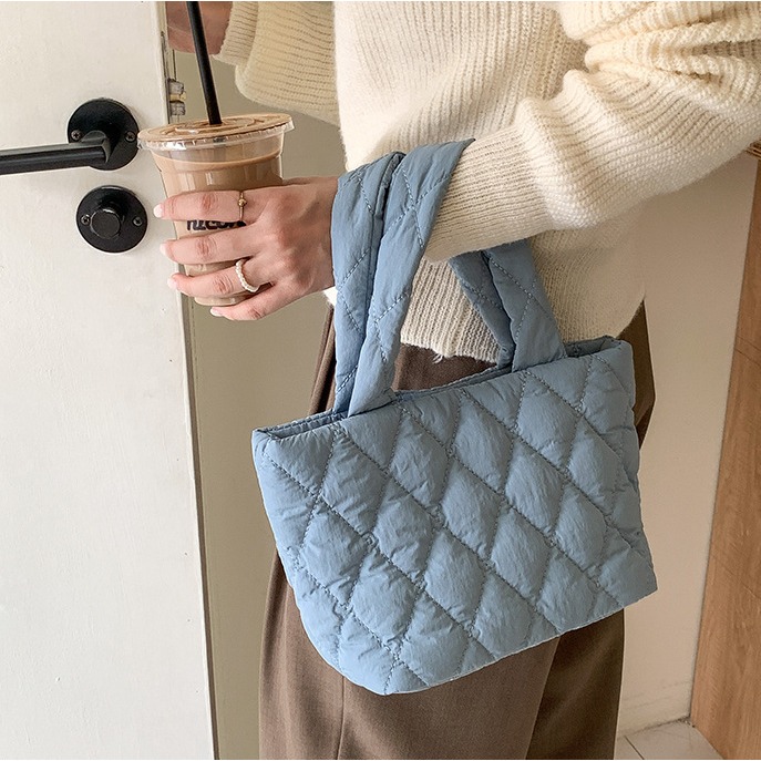 可愛多巴胺🍎🍹C22韓國空運🇰🇷休閒通勤菱格手提包 高級感包包 手提包 菱格紋 大學生托特包 羽絨 棉服包-細節圖6