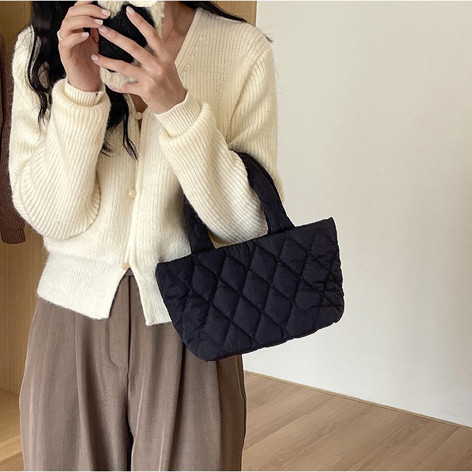 可愛多巴胺🍎🍹C22韓國空運🇰🇷休閒通勤菱格手提包 高級感包包 手提包 菱格紋 大學生托特包 羽絨 棉服包-細節圖7