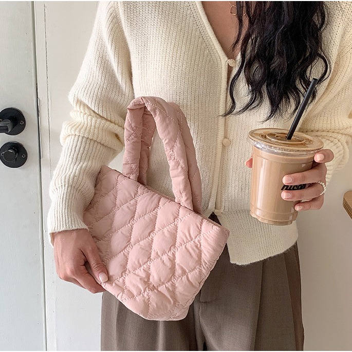 可愛多巴胺🍎🍹C22韓國空運🇰🇷休閒通勤菱格手提包 高級感包包 手提包 菱格紋 大學生托特包 羽絨 棉服包-細節圖8