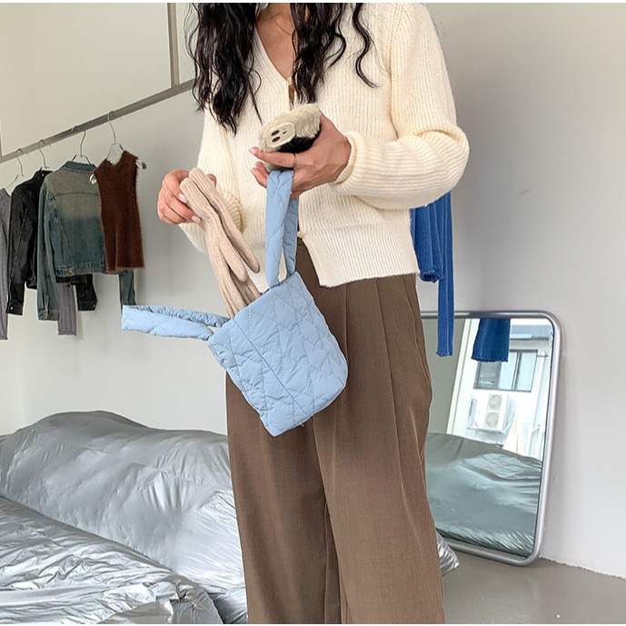 可愛多巴胺🍎🍹C22韓國空運🇰🇷休閒通勤菱格手提包 高級感包包 手提包 菱格紋 大學生托特包 羽絨 棉服包-細節圖10