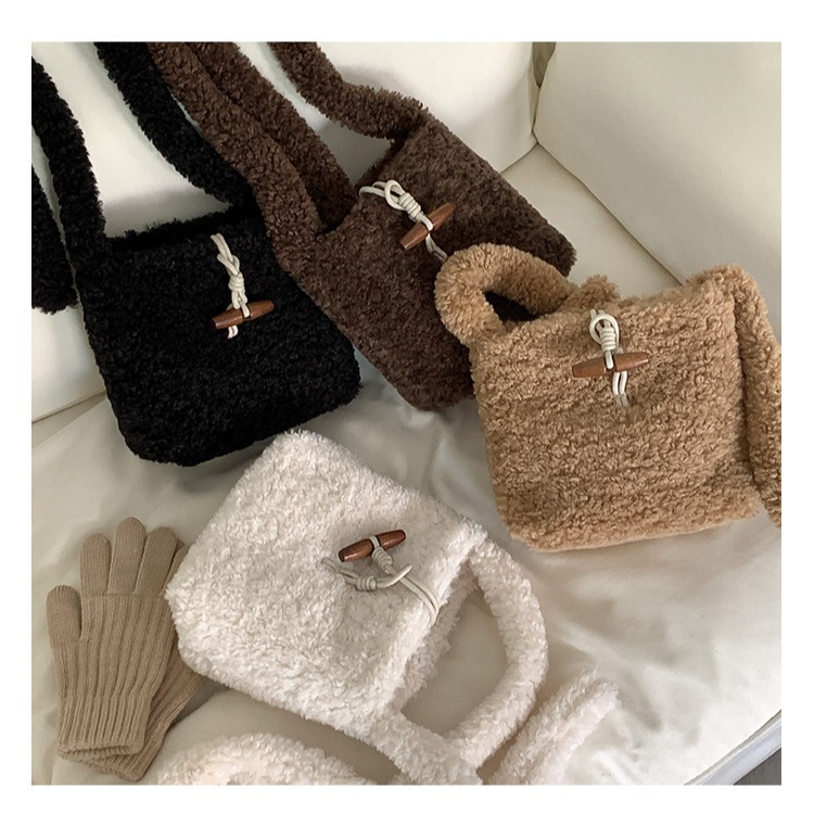 好摸羊羔毛(◕◡◉)C28韓國連線🇰🇷時髦鎖扣羊羔毛方包 秋冬羊羔毛 小方包 斜跨包 單肩包 毛絨包包 方包 韓-細節圖2