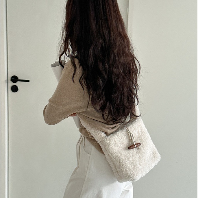 好摸羊羔毛(◕◡◉)C28韓國連線🇰🇷時髦鎖扣羊羔毛方包 秋冬羊羔毛 小方包 斜跨包 單肩包 毛絨包包 方包 韓-細節圖3