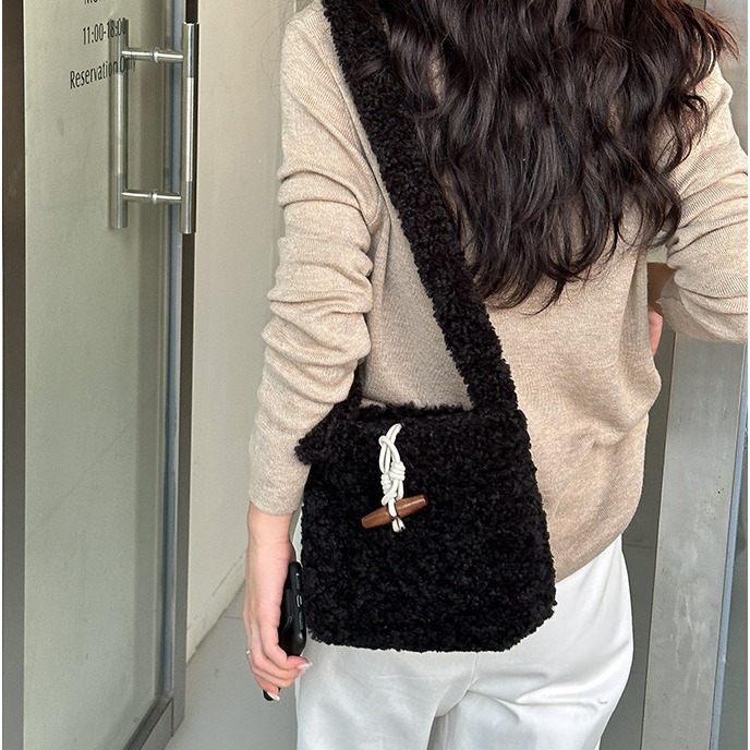 好摸羊羔毛(◕◡◉)C28韓國連線🇰🇷時髦鎖扣羊羔毛方包 秋冬羊羔毛 小方包 斜跨包 單肩包 毛絨包包 方包 韓-細節圖4