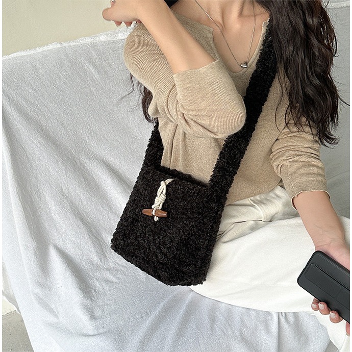 好摸羊羔毛(◕◡◉)C28韓國連線🇰🇷時髦鎖扣羊羔毛方包 秋冬羊羔毛 小方包 斜跨包 單肩包 毛絨包包 方包 韓-細節圖5