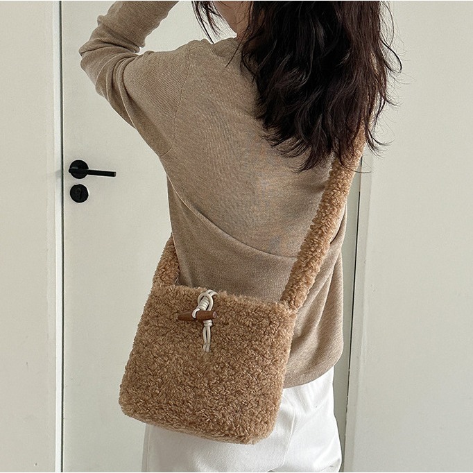 好摸羊羔毛(◕◡◉)C28韓國連線🇰🇷時髦鎖扣羊羔毛方包 秋冬羊羔毛 小方包 斜跨包 單肩包 毛絨包包 方包 韓-細節圖6