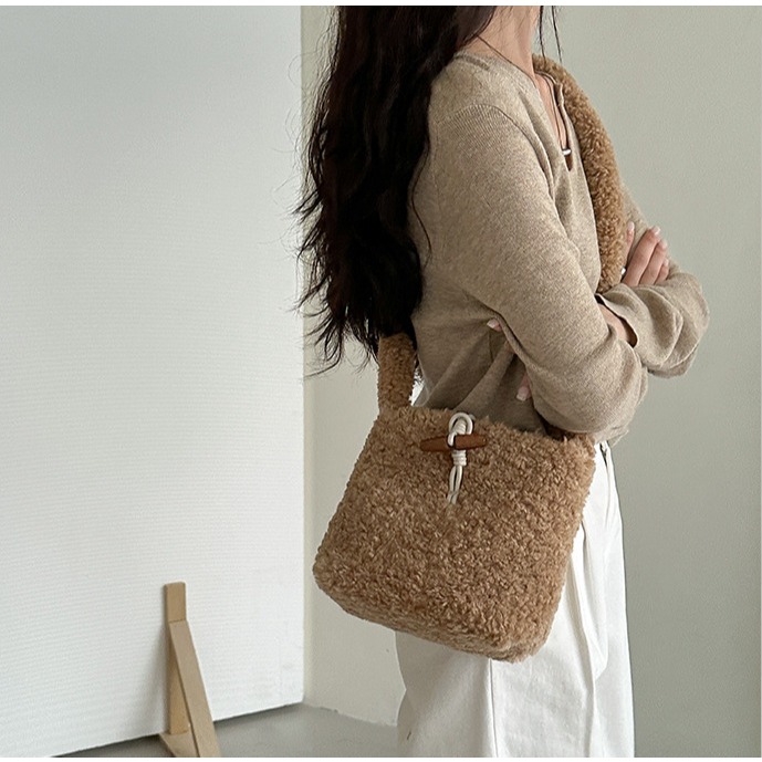 好摸羊羔毛(◕◡◉)C28韓國連線🇰🇷時髦鎖扣羊羔毛方包 秋冬羊羔毛 小方包 斜跨包 單肩包 毛絨包包 方包 韓-細節圖7