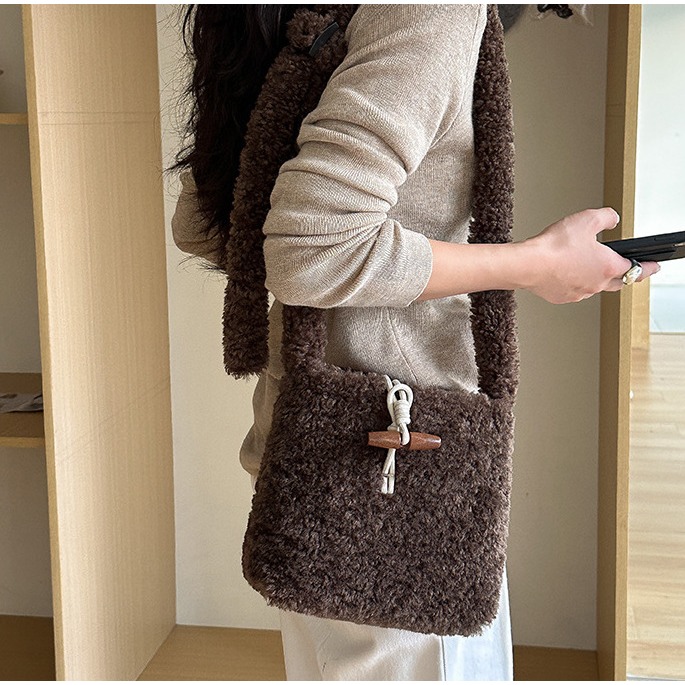 好摸羊羔毛(◕◡◉)C28韓國連線🇰🇷時髦鎖扣羊羔毛方包 秋冬羊羔毛 小方包 斜跨包 單肩包 毛絨包包 方包 韓-細節圖8