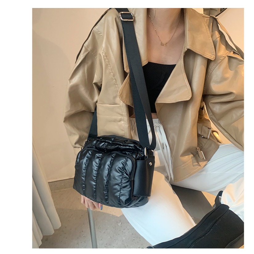 防水材質💦好看輕量⭐F32韓國🇰🇷代購簡約防水羽絨運動方包 單肩小包 斜跨包 防水 運動休閒包 斜跨運動包 韓-細節圖9