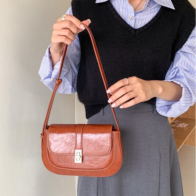 都市極簡風⍥經典鎖扣ღC36韓國空運🇰🇷經典小眾復古單肩腋下包 單肩包 肩背包 手提包 通勤包 腋下包 韓國包包-細節圖2