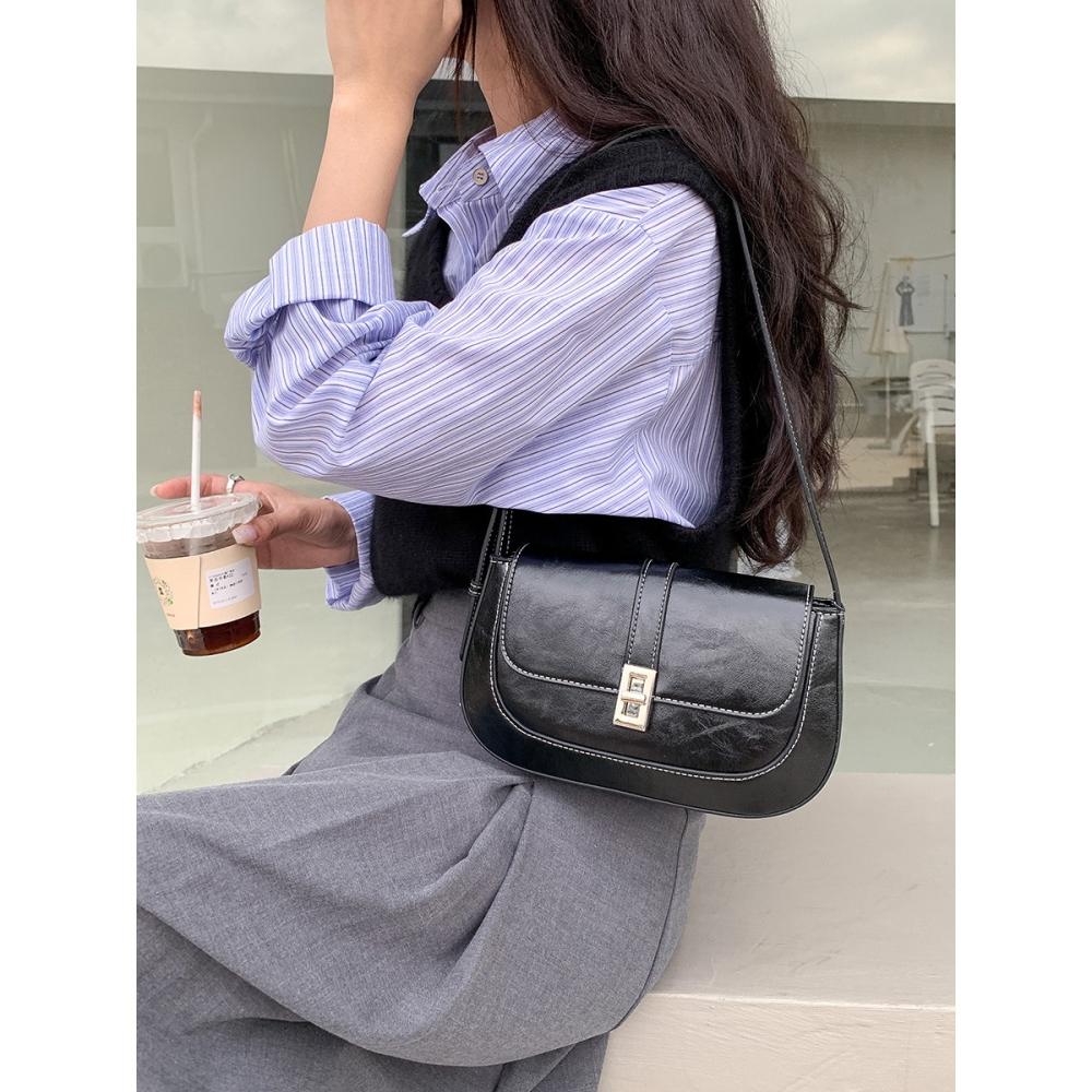 都市極簡風⍥經典鎖扣ღC36韓國空運🇰🇷經典小眾復古單肩腋下包 單肩包 肩背包 手提包 通勤包 腋下包 韓國包包-細節圖4