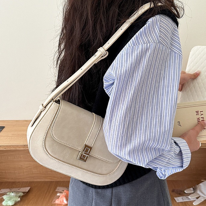 都市極簡風⍥經典鎖扣ღC36韓國空運🇰🇷經典小眾復古單肩腋下包 單肩包 肩背包 手提包 通勤包 腋下包 韓國包包-細節圖5