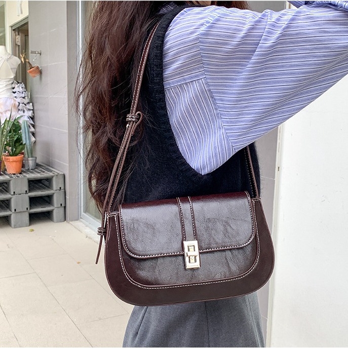 都市極簡風⍥經典鎖扣ღC36韓國空運🇰🇷經典小眾復古單肩腋下包 單肩包 肩背包 手提包 通勤包 腋下包 韓國包包-細節圖9