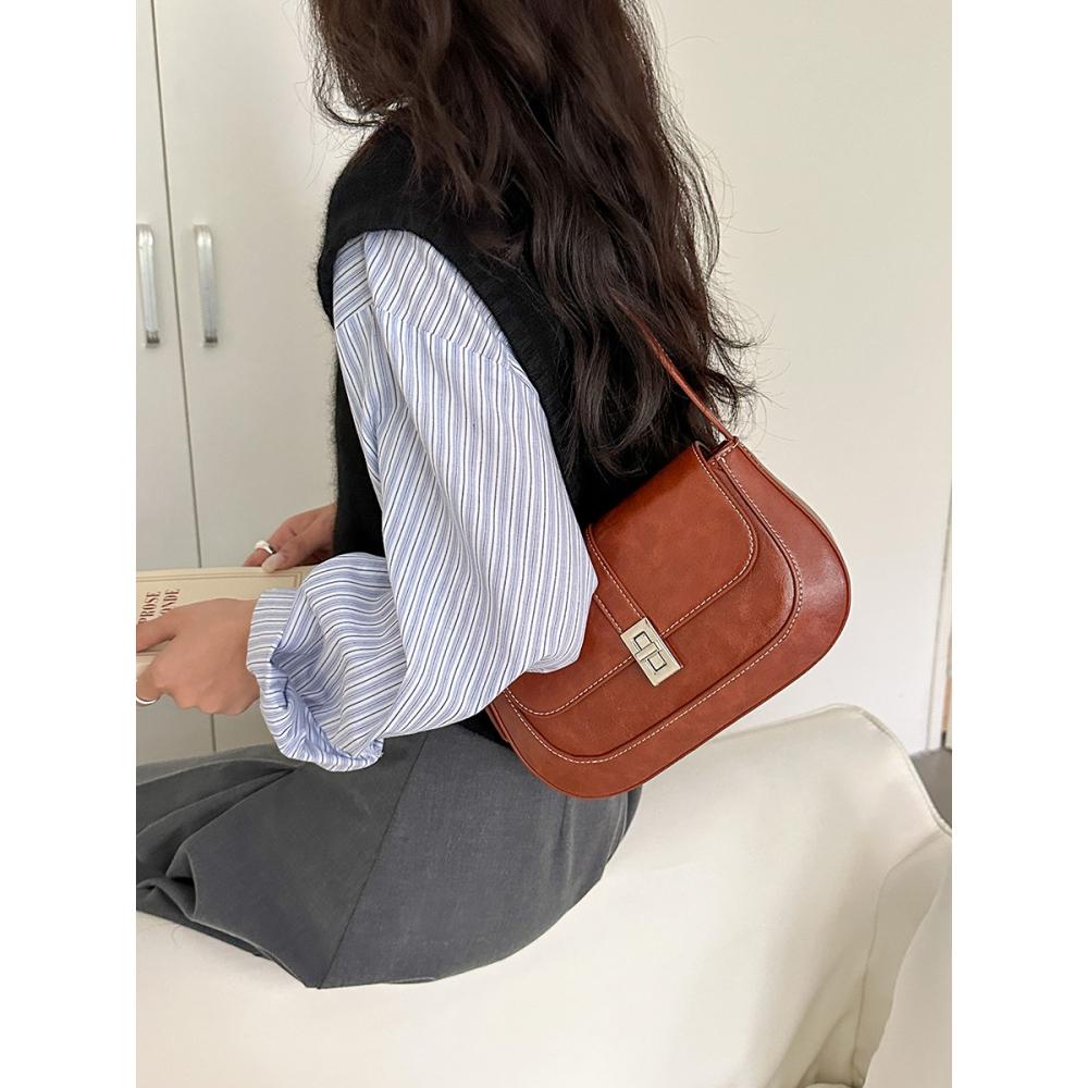 都市極簡風⍥經典鎖扣ღC36韓國空運🇰🇷經典小眾復古單肩腋下包 單肩包 肩背包 手提包 通勤包 腋下包 韓國包包-細節圖10